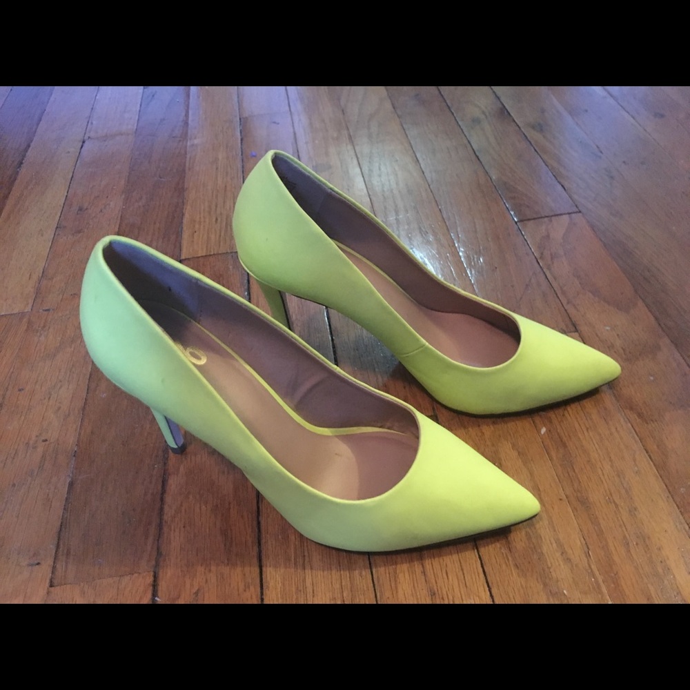Bright yellow heels! ✨